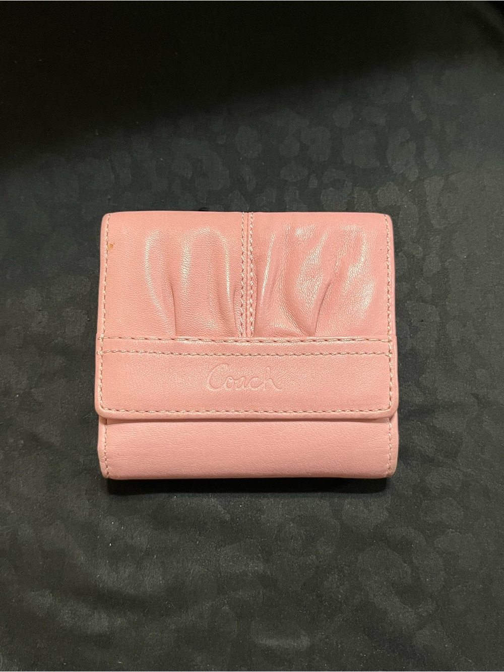 vintage coach pleated bifold wallet in pink smooth ivory leather 🩷